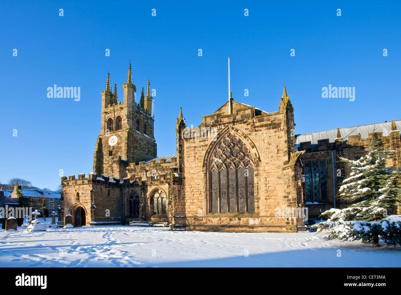 La neve che ricopre il sagrato della chiesa Tideswell, noto come 'Cattedrale del picco' nel Parco Nazionale del Peak District. Foto Stock