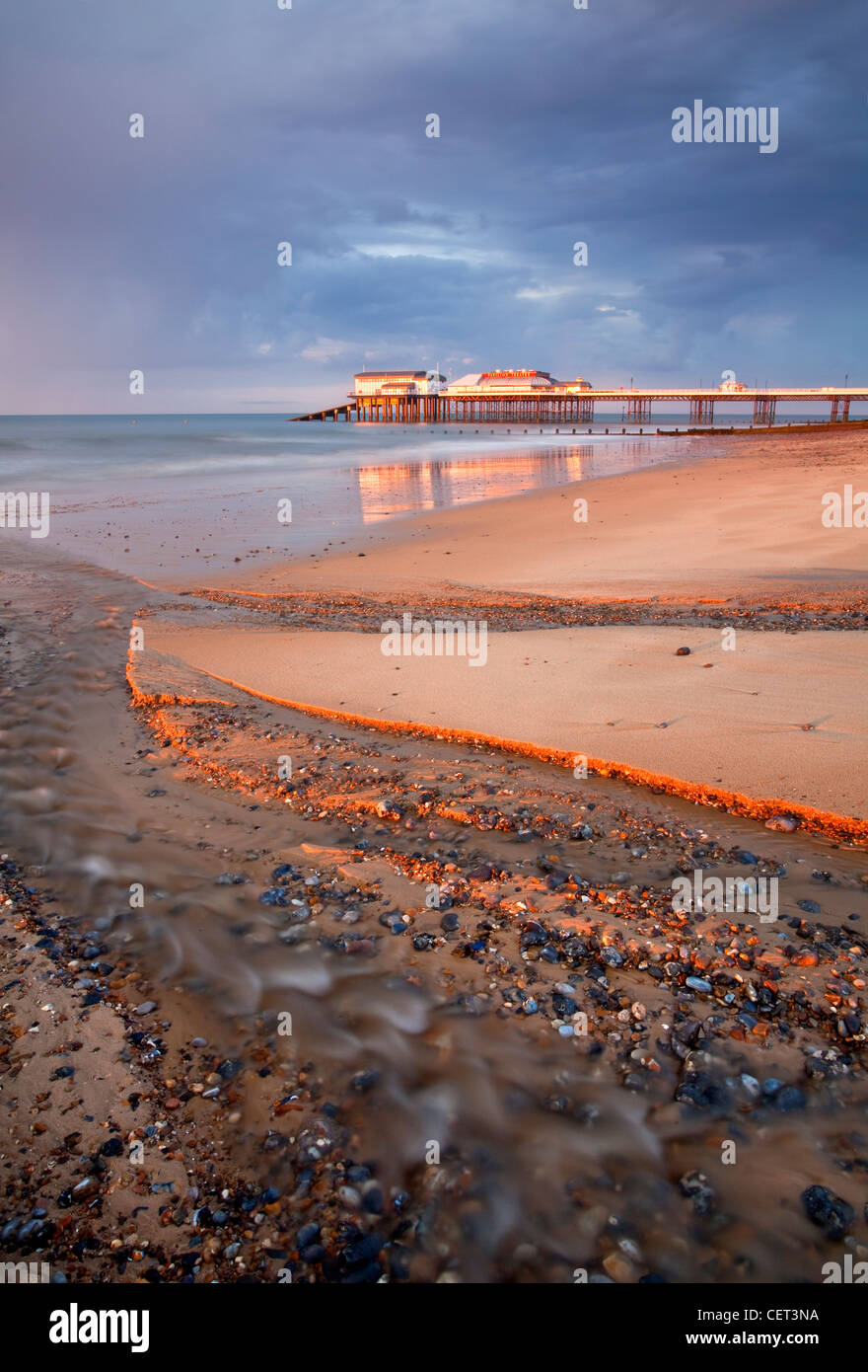Luce di tempesta su Cromer Pier poco prima del tramonto sulla Costa North Norfolk. Foto Stock