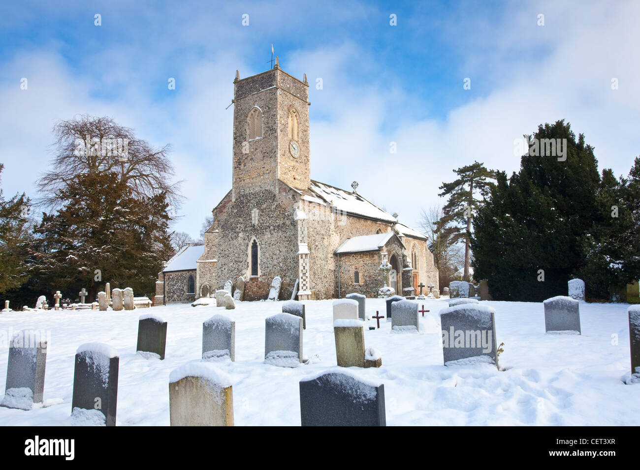 La neve che ricopre il sagrato della chiesa di San Pietro in Bramerton su un inverni di mattina. Foto Stock