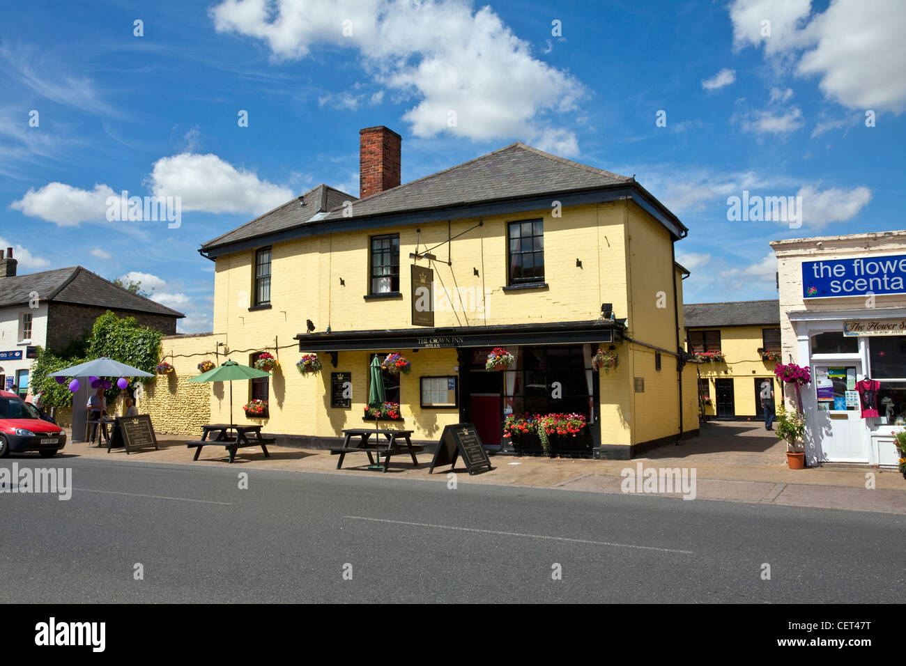 Il Crown Hotel, una locanda storica costruita originariamente nel 1610. Il Riot Act è stato ultima lettura in Occidente nel Suffolk in 1885 sui gradini di th Foto Stock