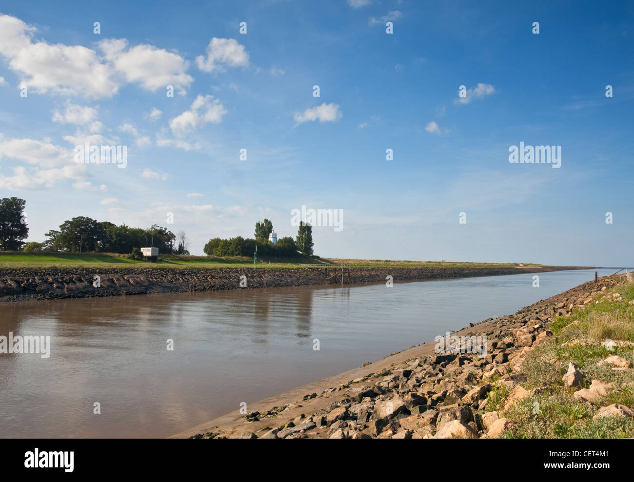 Il fiume Nene che scorre verso il mare vicino a Sutton Bridge. Foto Stock