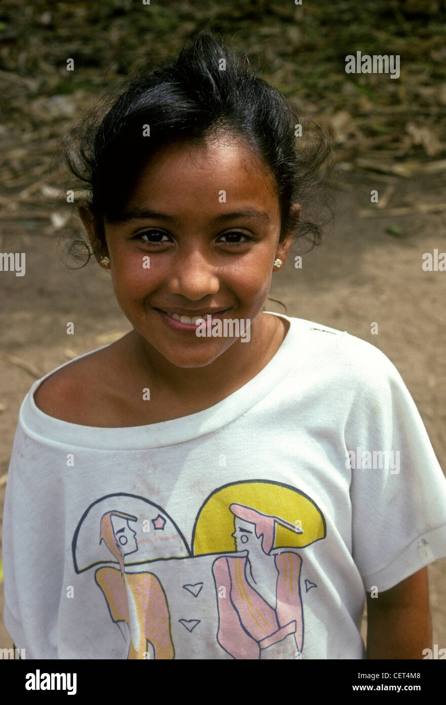 1 una ragazza messicano guardando la telecamera, femmina bambino, contatto visivo, vista frontale, ritratto, villaggio di Ixtapa, Ixtapa, Stato di Jalisco, Messico Foto Stock