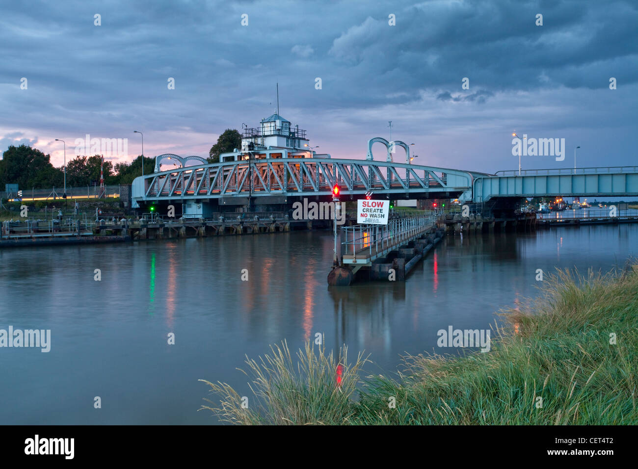 Crosskeys ponte costruito nel 1897 che attraversano il fiume Nene. Il bridge è un ponte girevole e utilizzato per il traffico stradale anche se originariamente Foto Stock