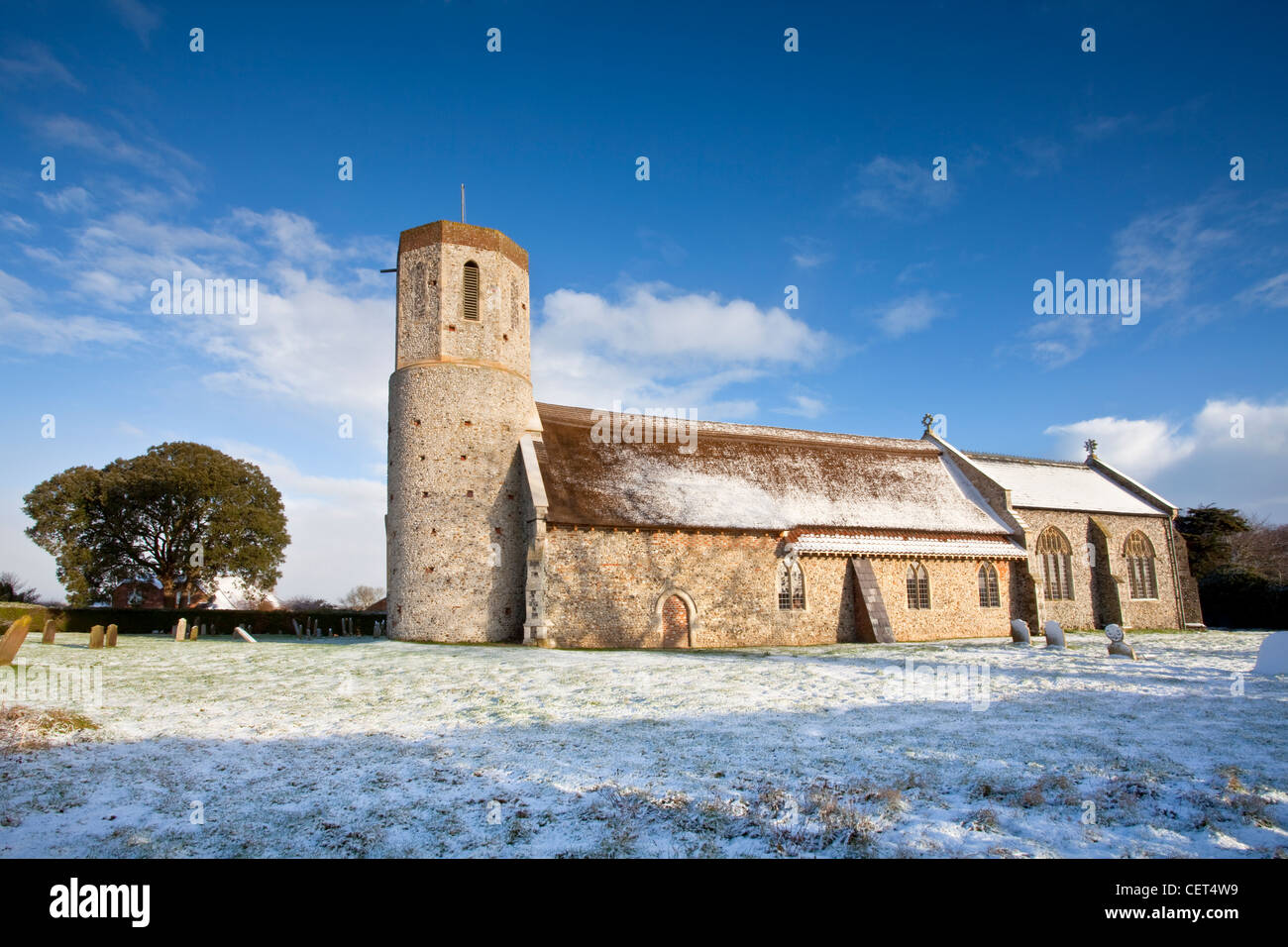 La chiesa di West Somerton St Mary seguenti nevicate invernali. Foto Stock