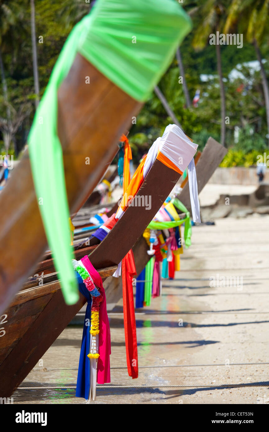 Barche sulla lunga spiaggia, Ko Phi Phi, Thailandia Foto Stock