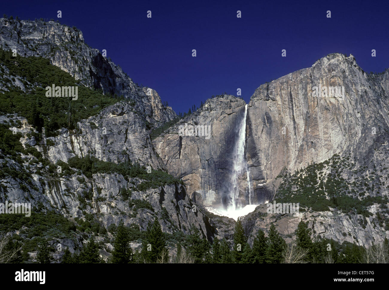 Cascata, cascate Upper Falls, Yosemite Falls, Fiume Merced, Yosemite Valley, il Parco Nazionale Yosemite in California Foto Stock