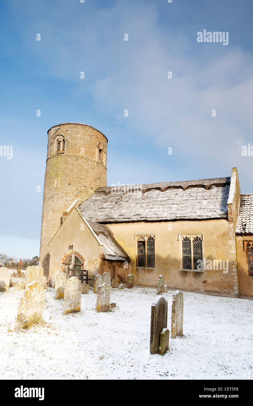 Neve su e intorno alla chiesa normanna di Herringfleet St. Margaret. Foto Stock
