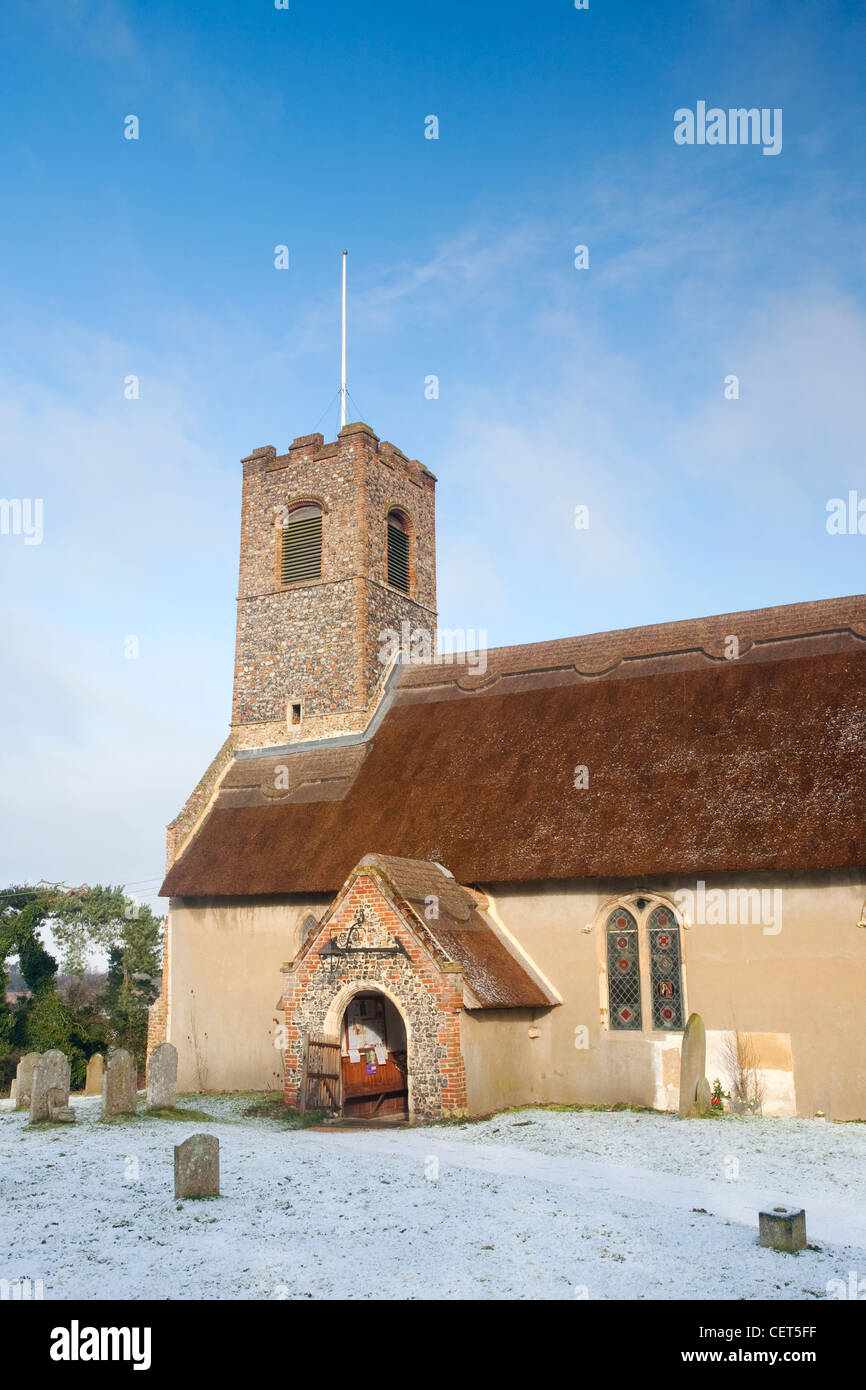 St Ethelbert Chiesa a Thurton in Norfolk dopo una nevicata invernale. Foto Stock