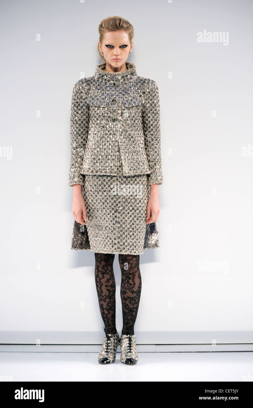 Chanel Paris Haute Couture Autunno Inverno modello russo, Sasha Pivovarova,  indossa una giacca di argento manicotti ritagliata e confronto Foto stock -  Alamy
