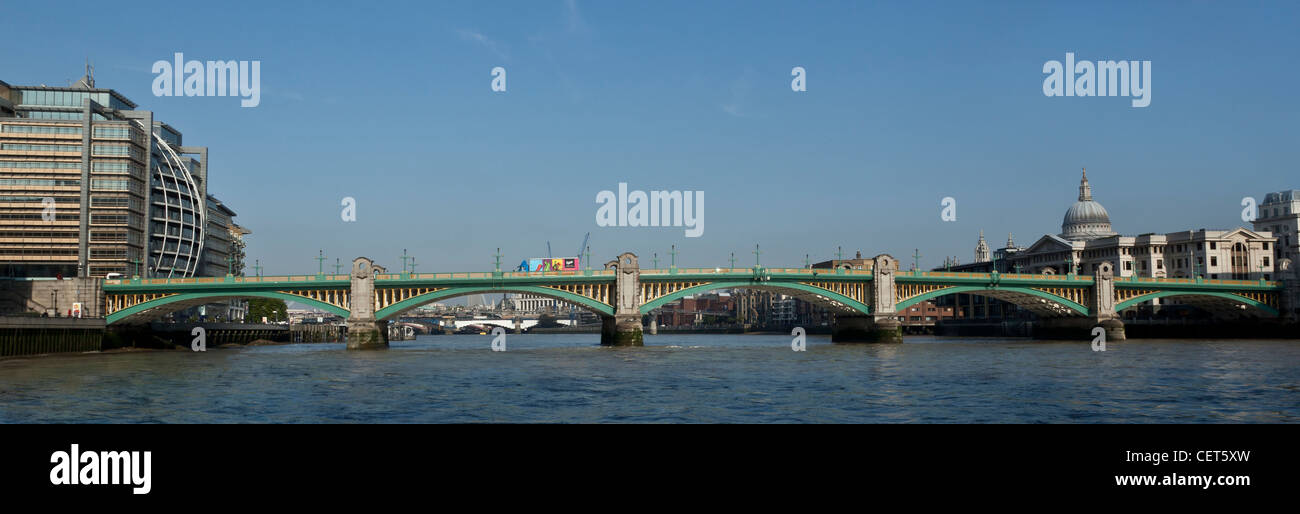 Southwark Bridge sul fiume Tamigi, un ponte stradale fotografato da una barca sul Tamigi Foto Stock
