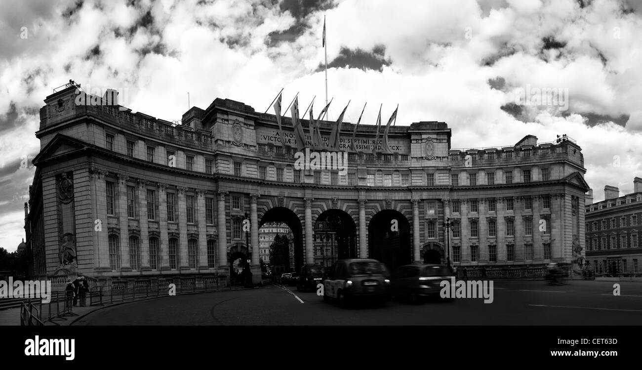 Admiralty Arch con bandiere come il traffico passa attraverso Foto Stock
