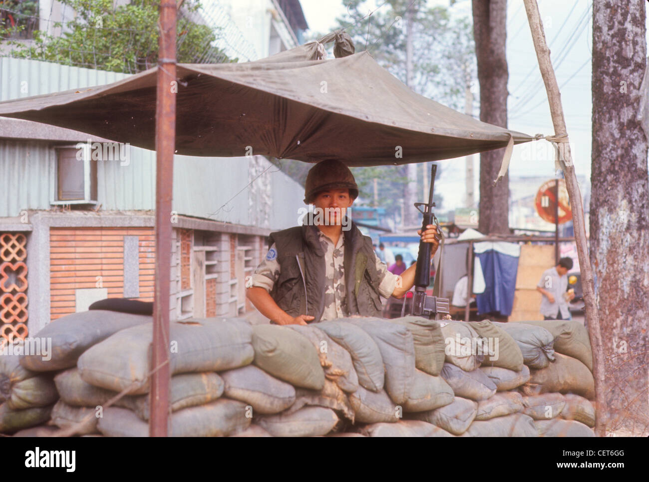 I giovani del Vietnam del Sud soldato con M16 al checkpoint con sacchi di sabbia durante la Guerra del Vietnam. m-16 fucile calibro .223 Foto Stock