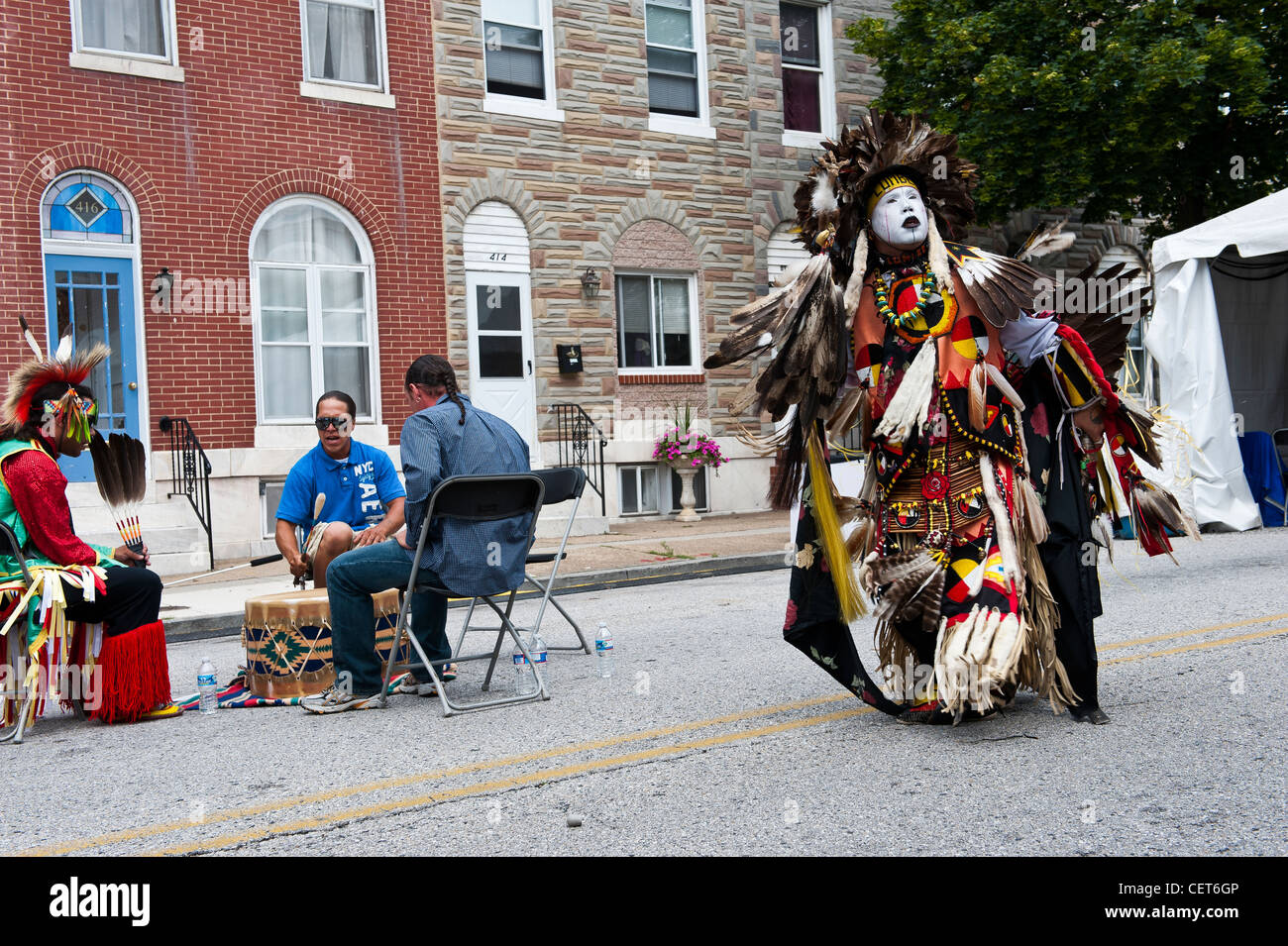 Uomo di eseguire la danza tradizionale in Lumbee Native American Regalia in Maryland Festival Tradizioni Foto Stock