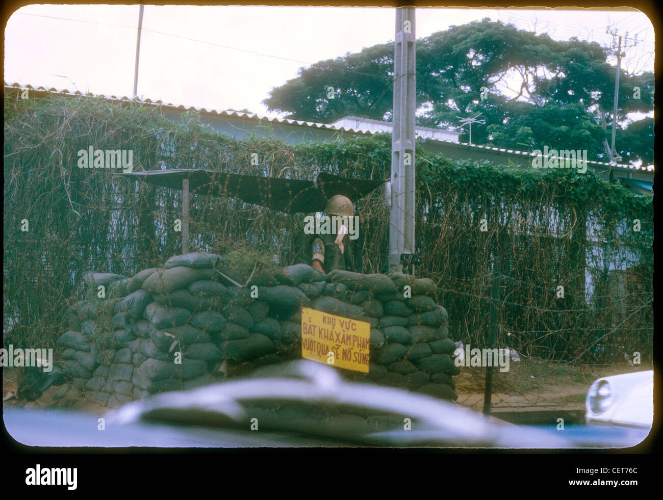Vietnam del Sud soldato ARVN militari al check point bunker durante la Guerra del Vietnam. sacchi di sabbia Foto Stock