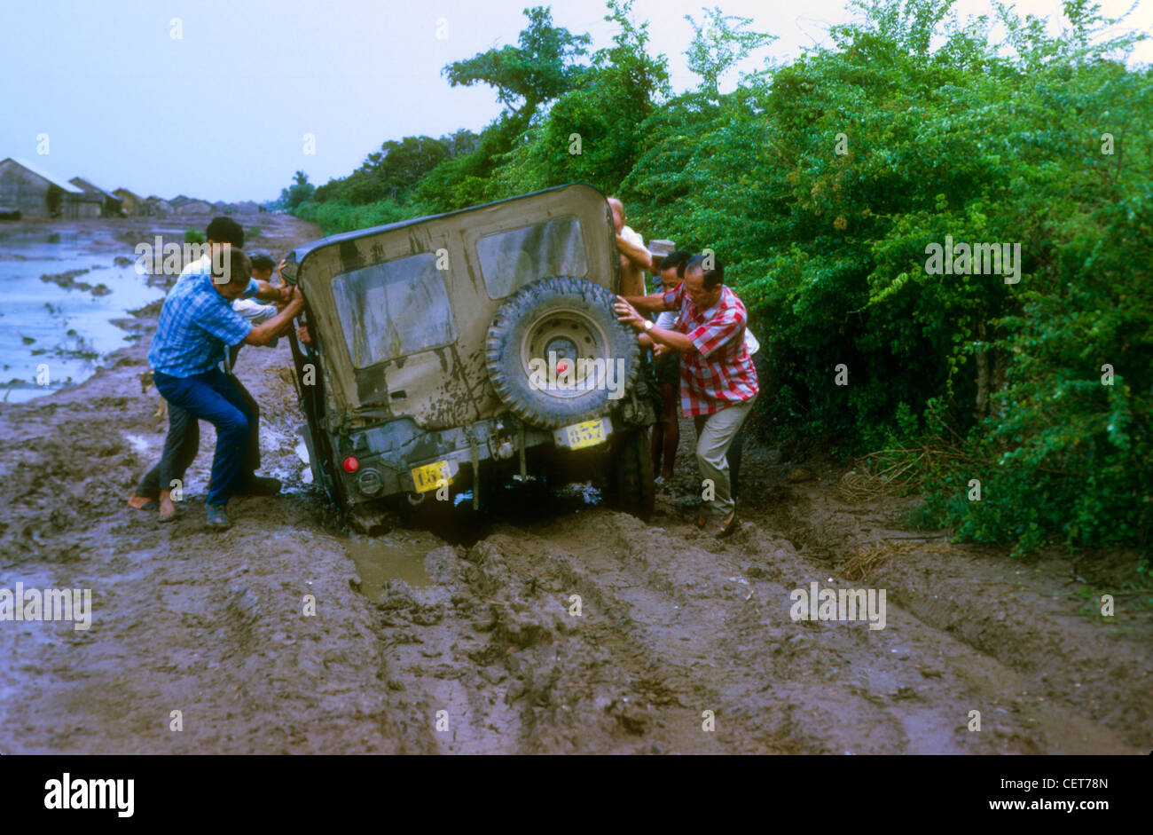 Jeep bloccata nel fango durante la Guerra del Vietnam. Foto Stock