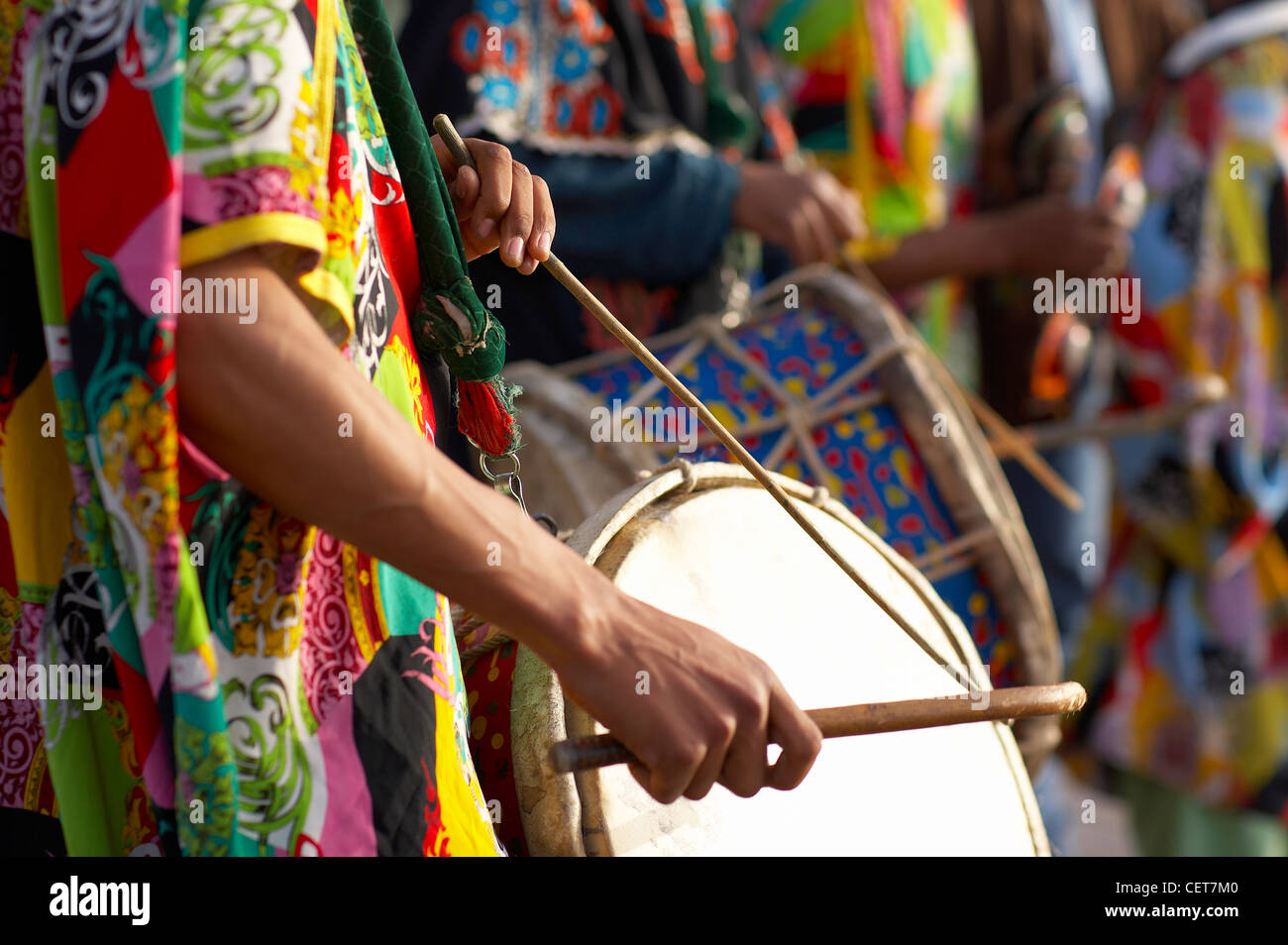 I musicisti in abito tradizionale in Piazza Jemaa el-Fna, Marrakech, Marocco Foto Stock