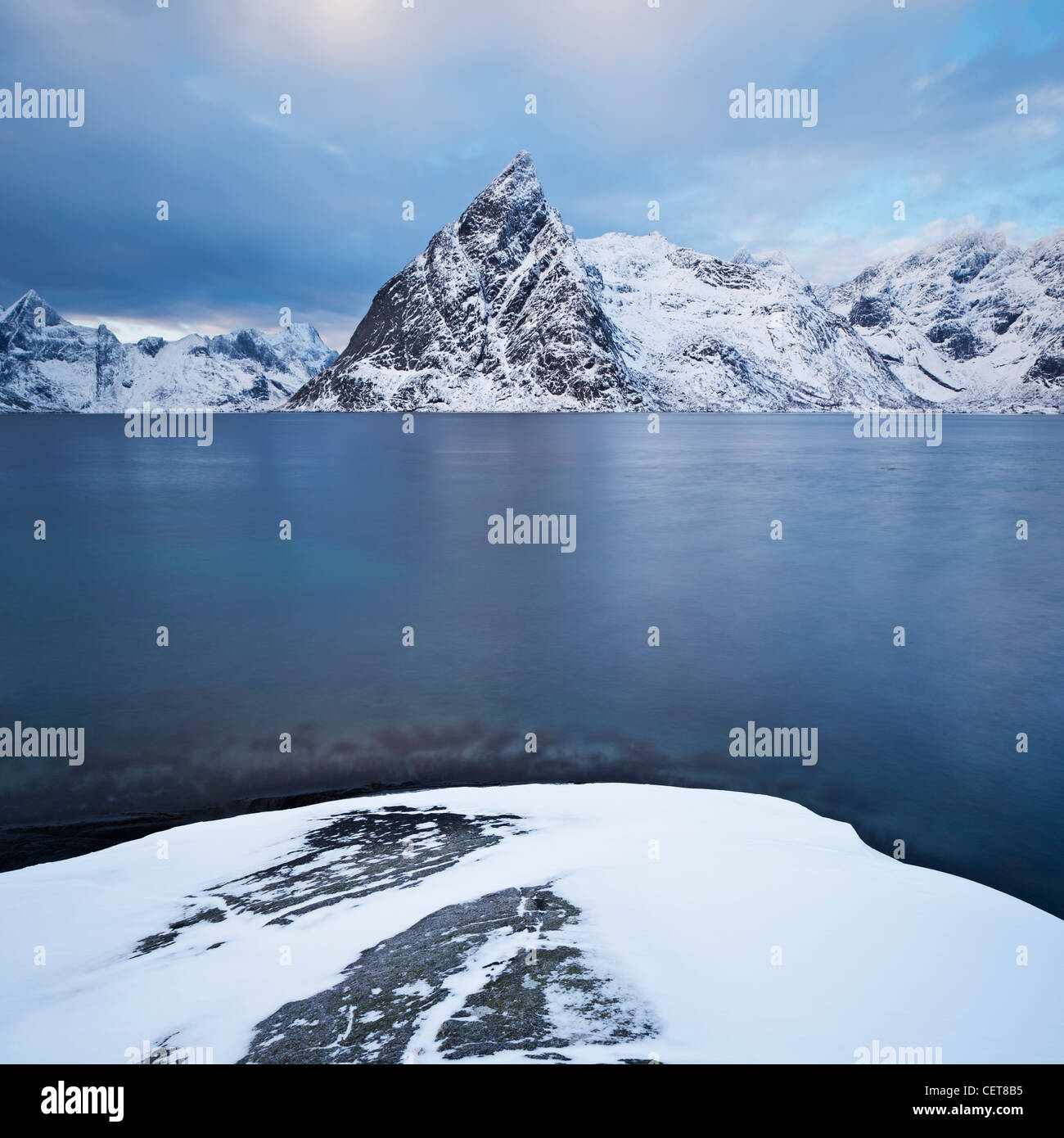 Olstind picco di montagna sorge dal fiordo, Isole Lofoten in Norvegia Foto Stock