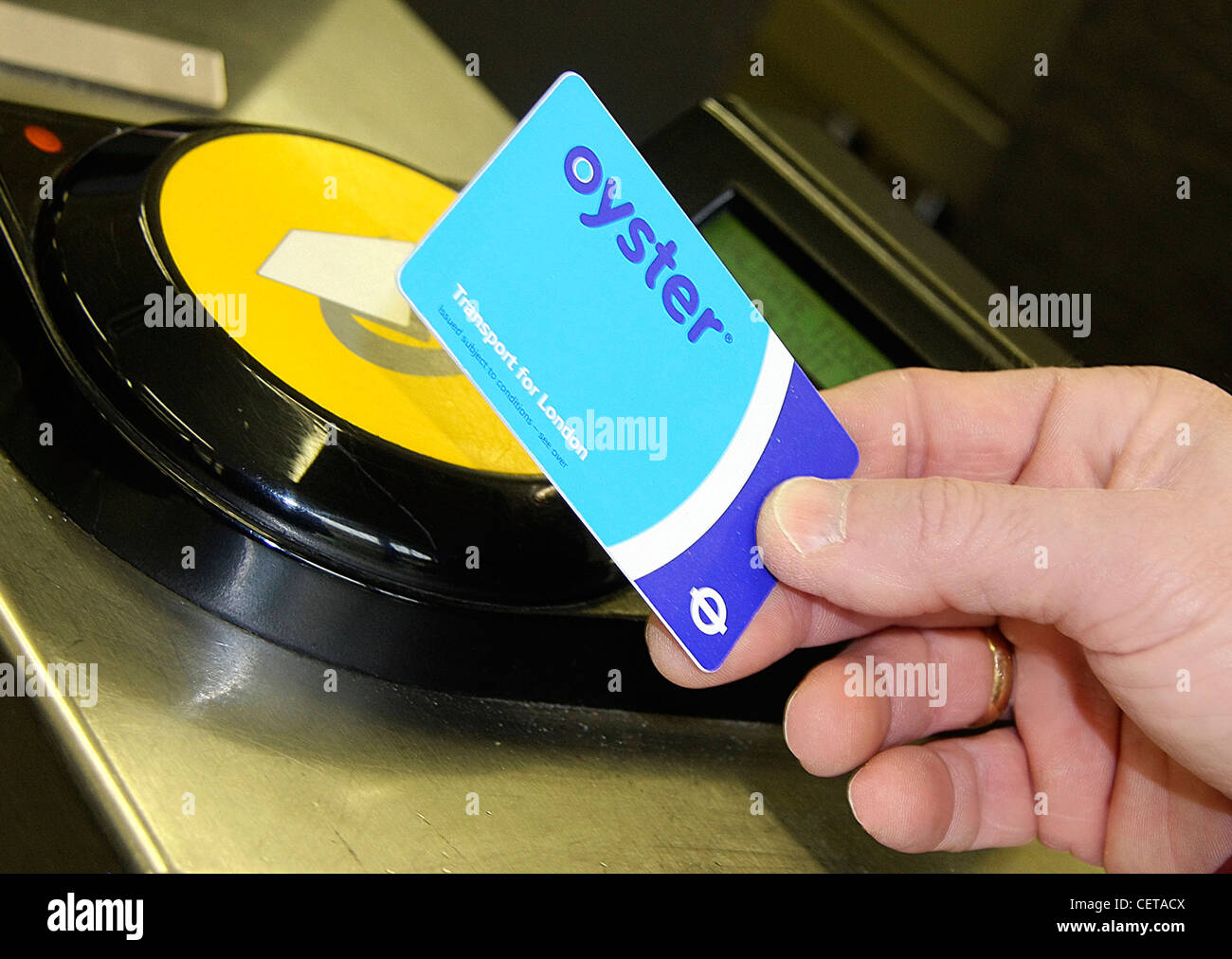 Dettaglio di un uomo con un Oyster card. Foto Stock