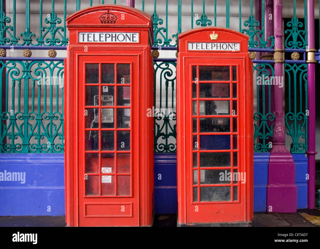 Tradizionale in rosso nelle cabine del telefono su una strada di Londra. Foto Stock