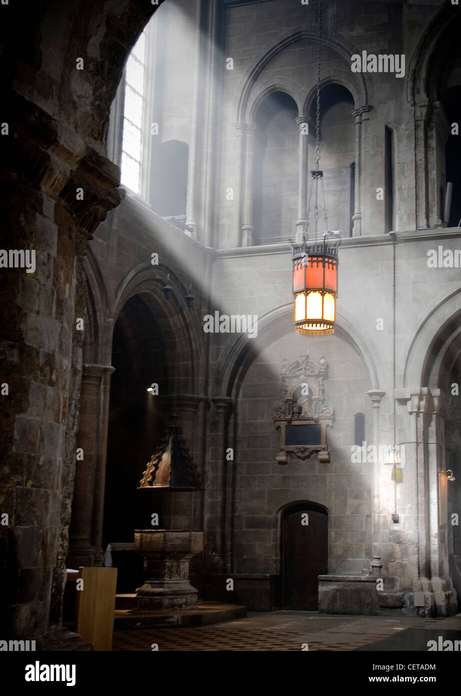 San Bartholemew la Chiesa interno con raggi di sole. Foto Stock