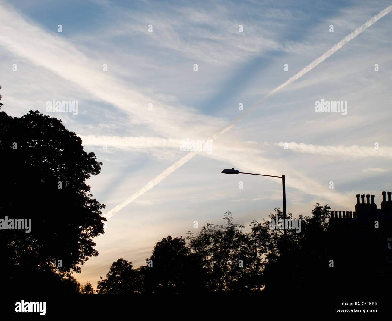 X vapore sagomata sentieri nel cielo, serata Foto stock - Alamy