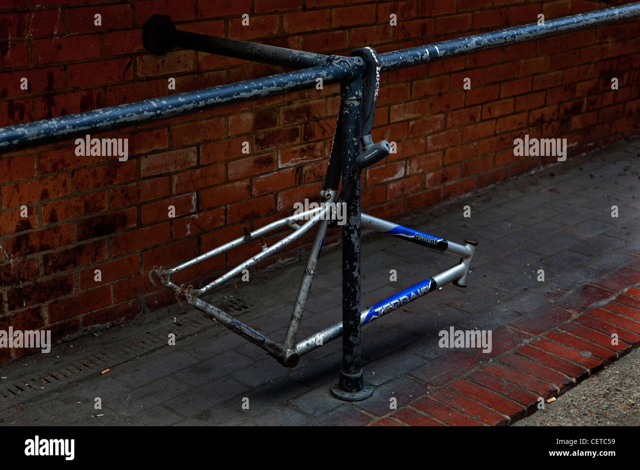 Il telaio rimane di una bicicletta rubata, Londra Foto Stock