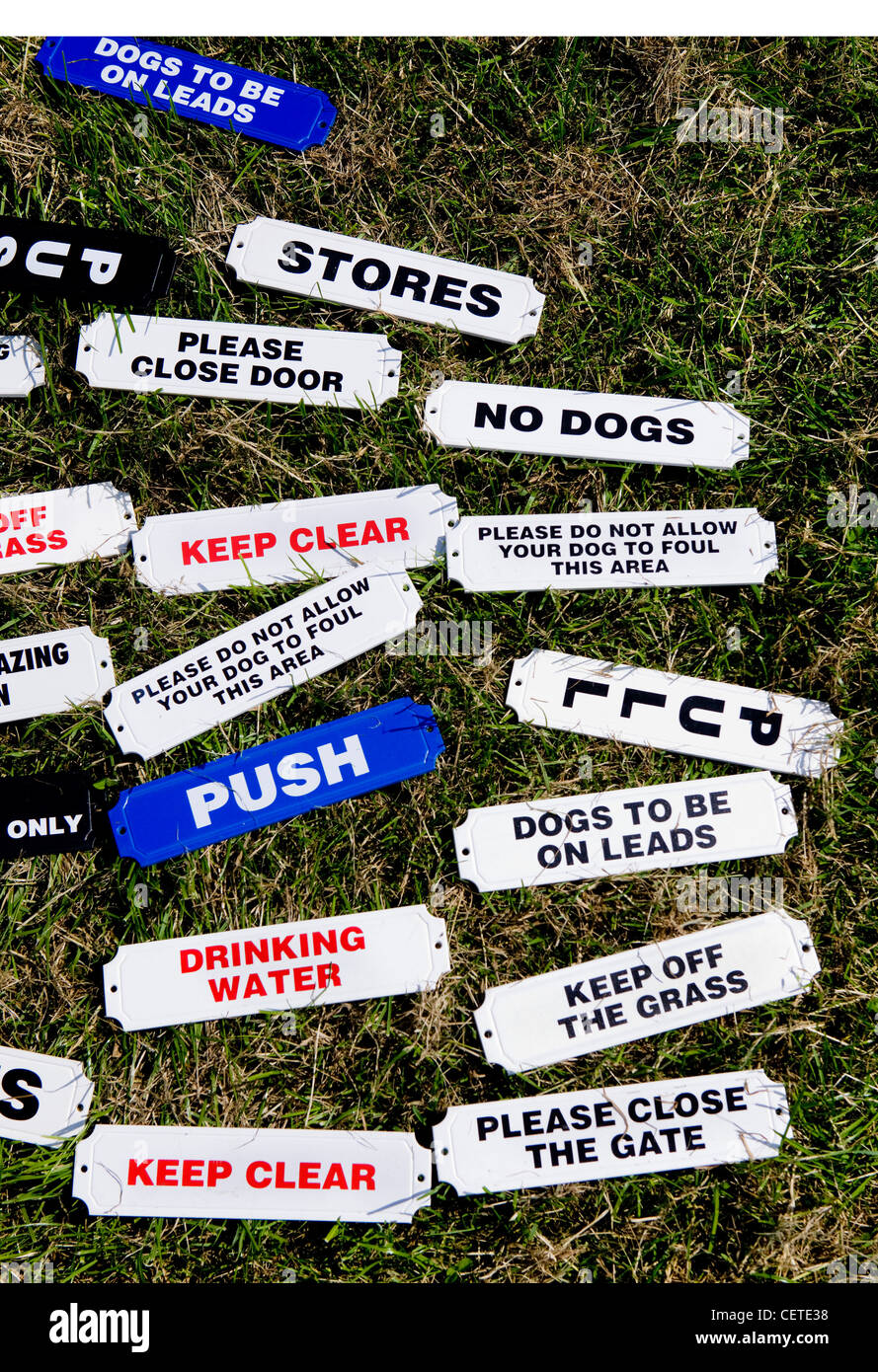 Segnali stradali in vendita Foto Stock