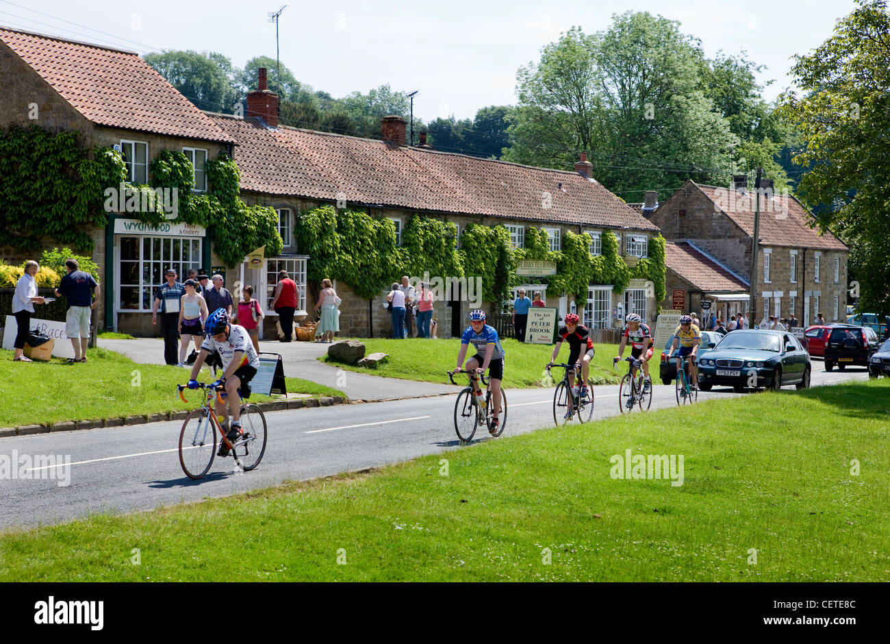 Hutton Le Hole, pittoresco villaggio sulla brughiera dello Yorkshire, Inghilterra, Regno Unito. In estate i visitatori e passando i ciclisti. Foto Stock