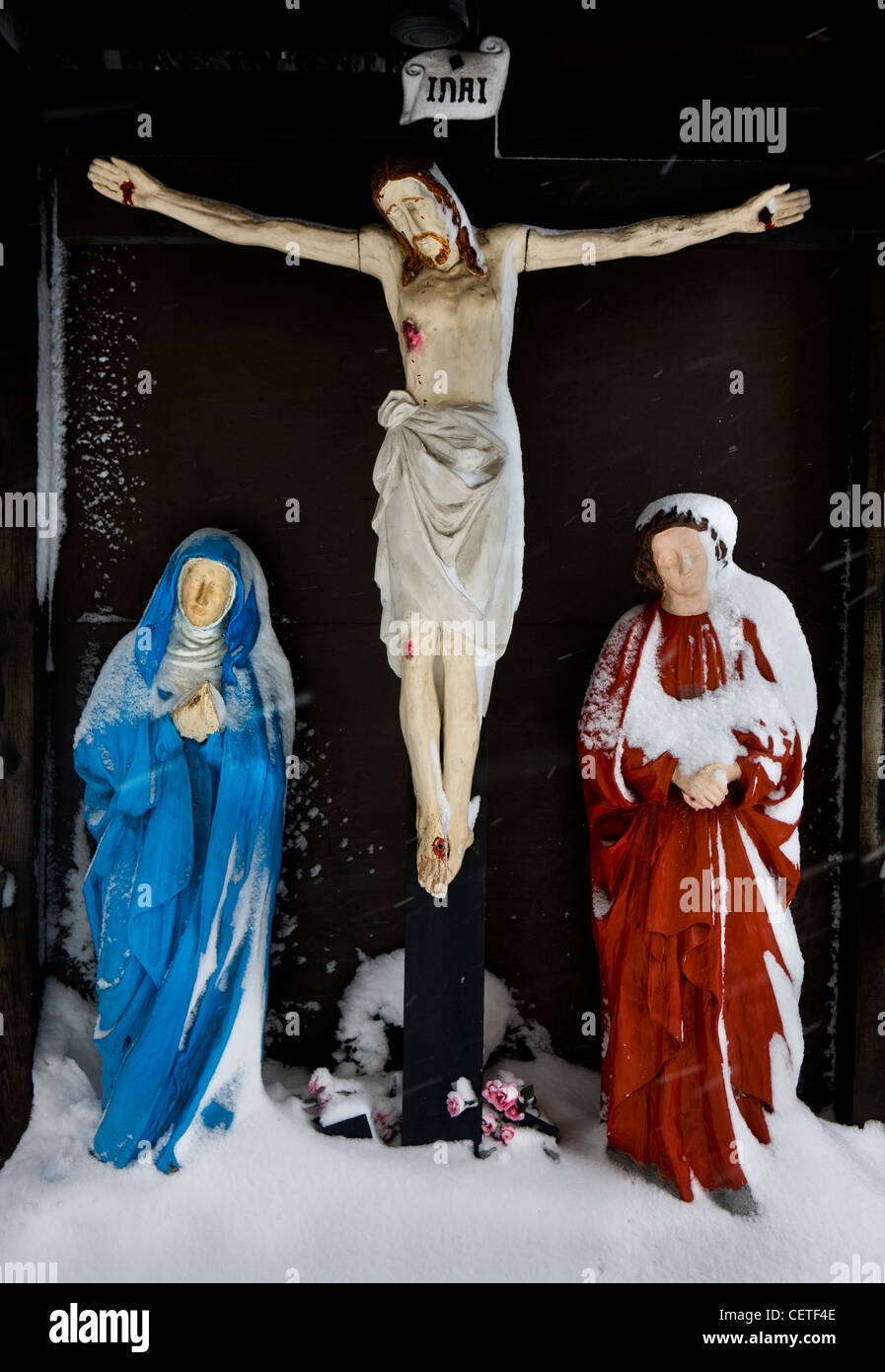 Crocifissione statua in St Josephs cortile, a nord di Londra, coperto di neve Foto Stock