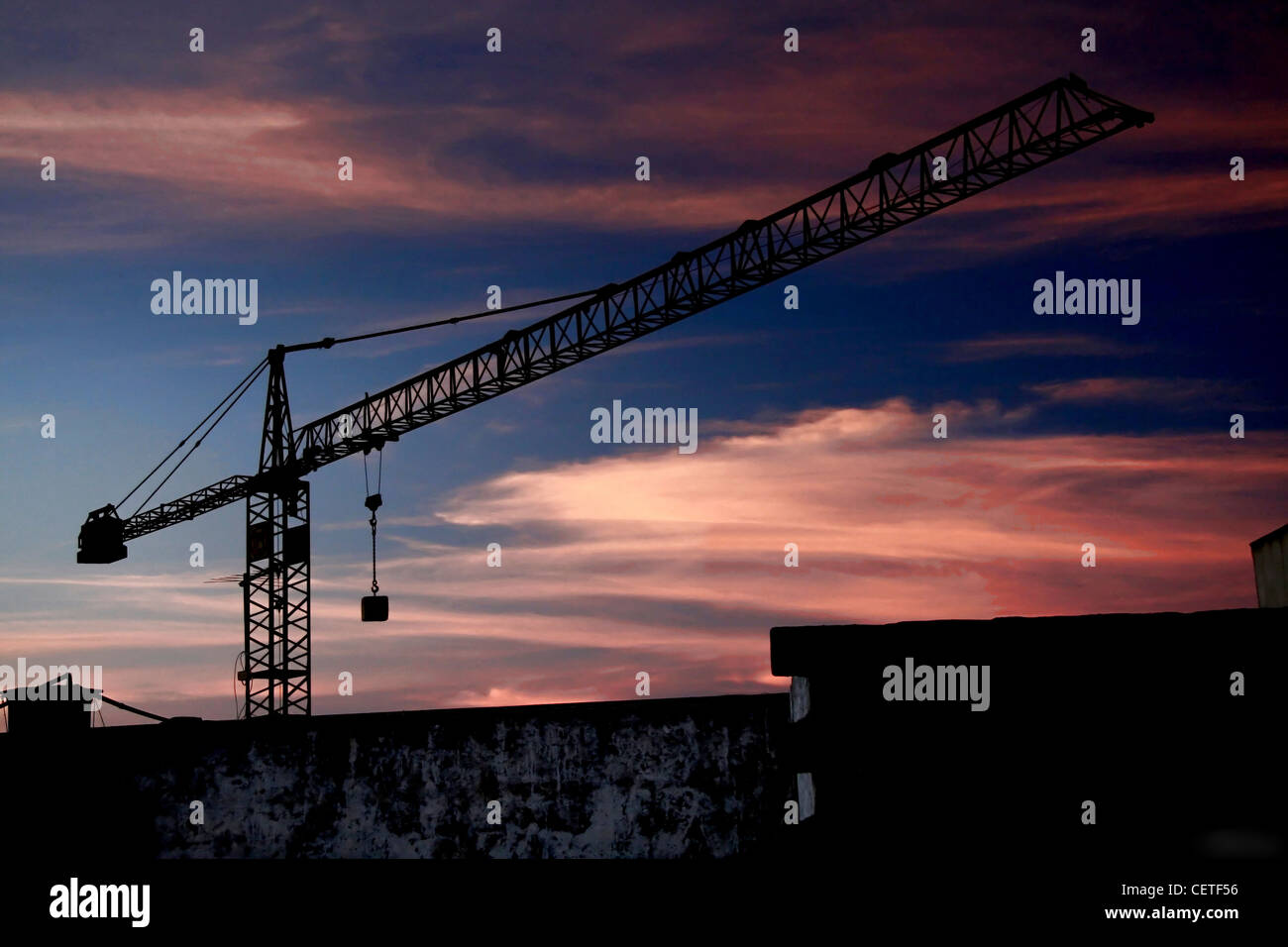 Un alto gru industriali al tramonto nel porto di Goole. Foto Stock