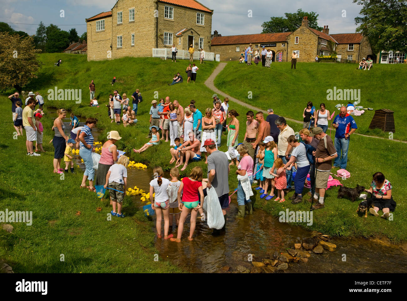 Hutton Le Hole, pittoresco villaggio sulla brughiera dello Yorkshire, Inghilterra, Regno Unito. In estate i visitatori dal flusso. Plastica gara d'anatra. Foto Stock