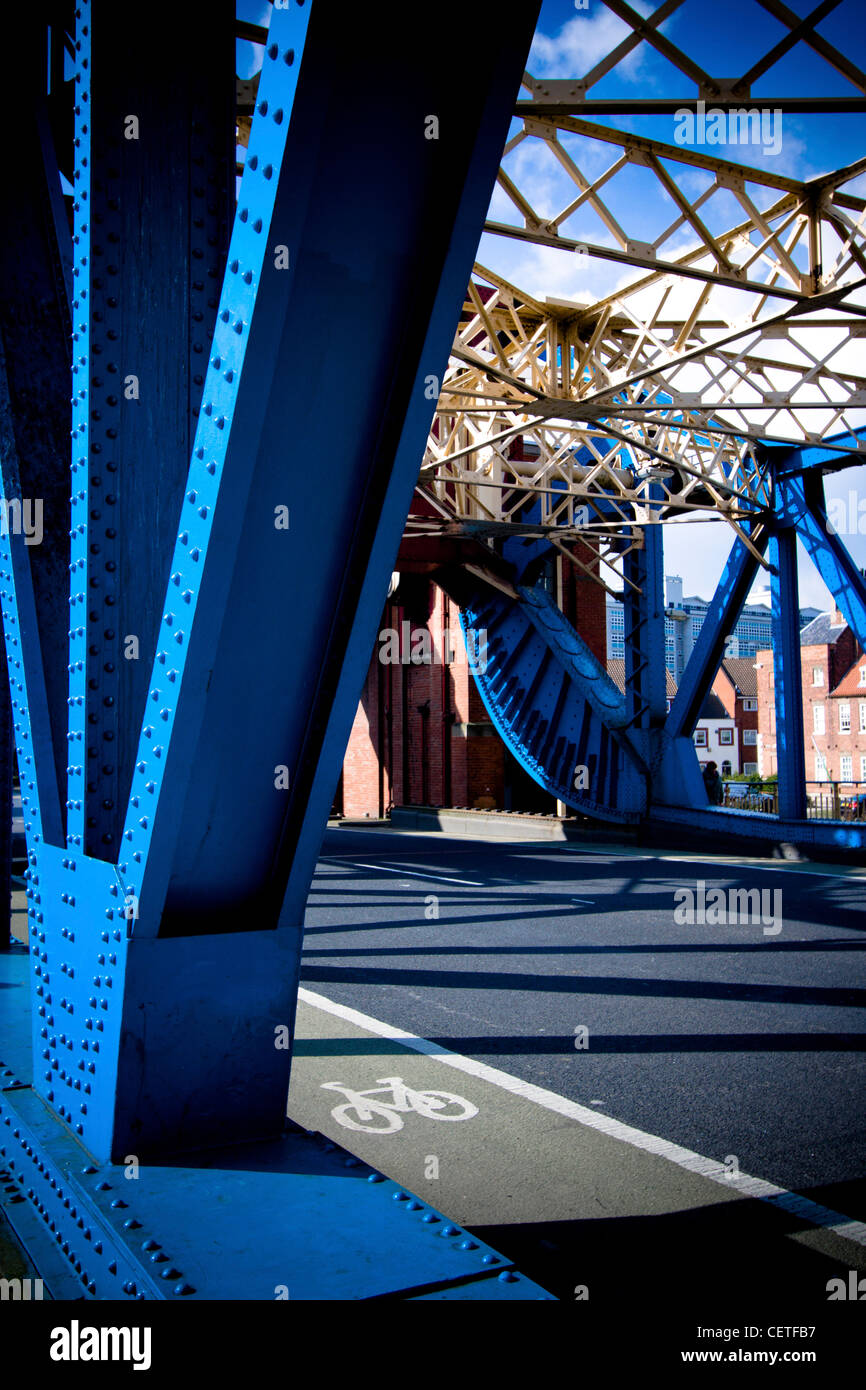 Una vista dettagliata del colore blu acciaio sul ponte Drypool a Kingston Upon Hull. Foto Stock