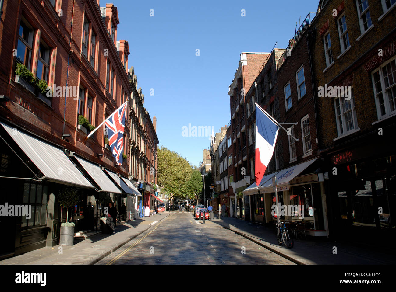 Bandiere in Monmouth Street. Monmouth Street si collega con Shaftsbury Avenue e Neale Street e scorre attraverso il Seven Dials. Foto Stock