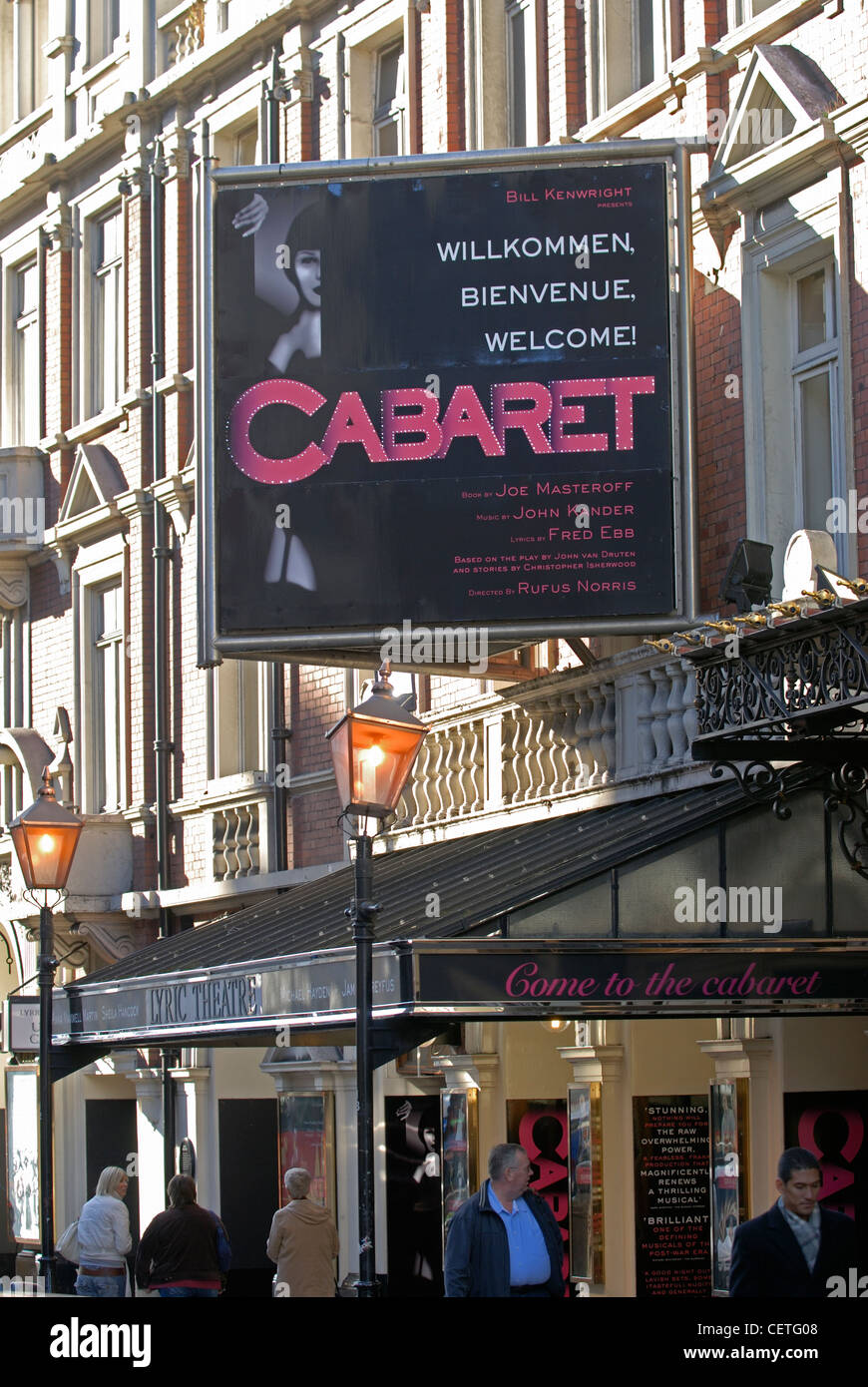 Affissioni presso il teatro lirico in Shaftesbury Avenue. Shaftsbury Avenue è chiamato dopo Anthony Ashley Cooper, 7° Conte di Shafte Foto Stock