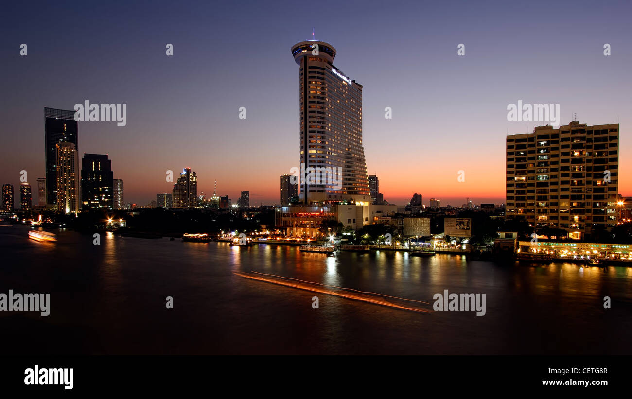 Ultima luce sul Fiume Chao Phraya | Millennium Hilton Bangkok Foto Stock