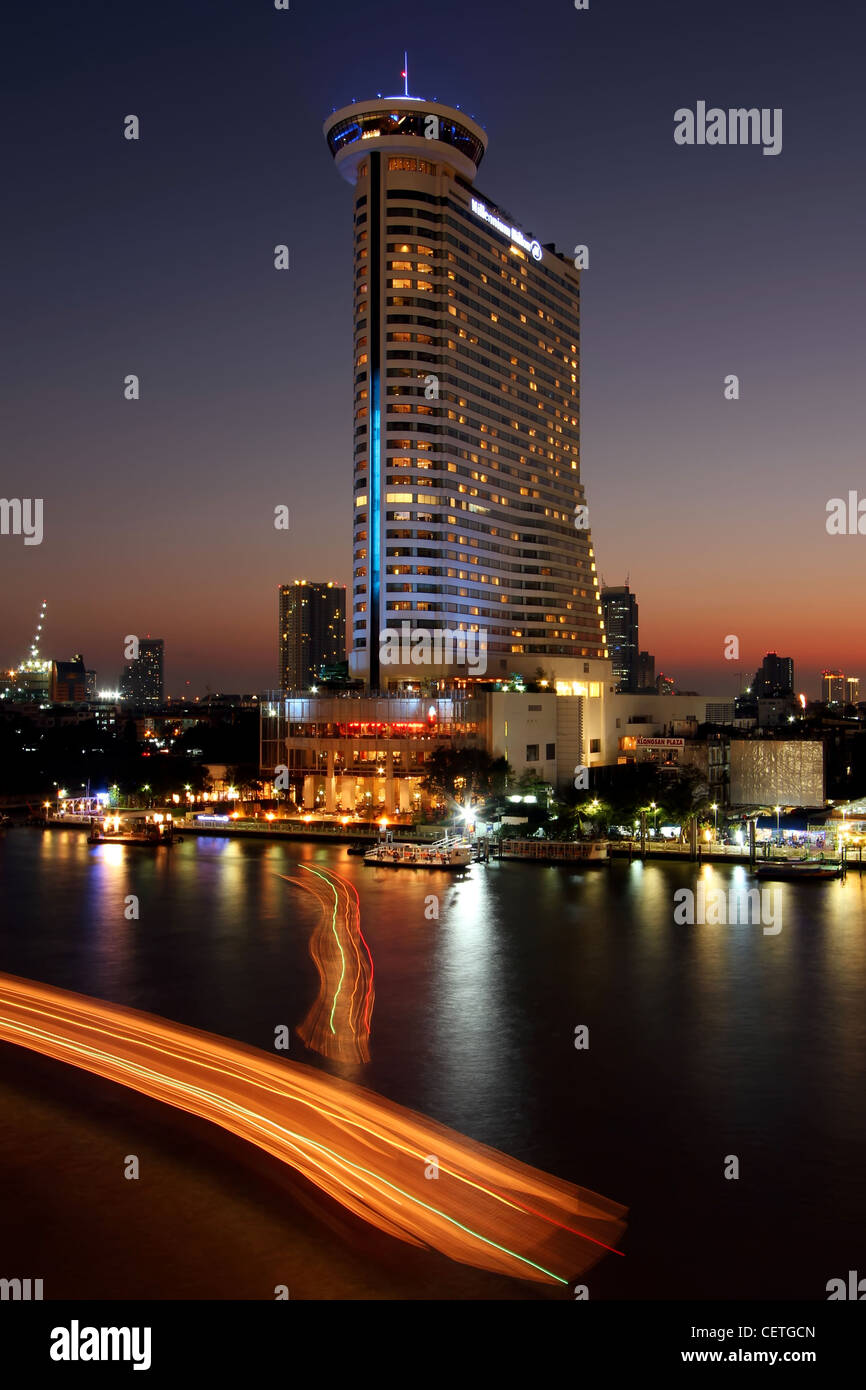 Ultima luce sul Fiume Chao Phraya | Millennium Hilton Bangkok Foto Stock