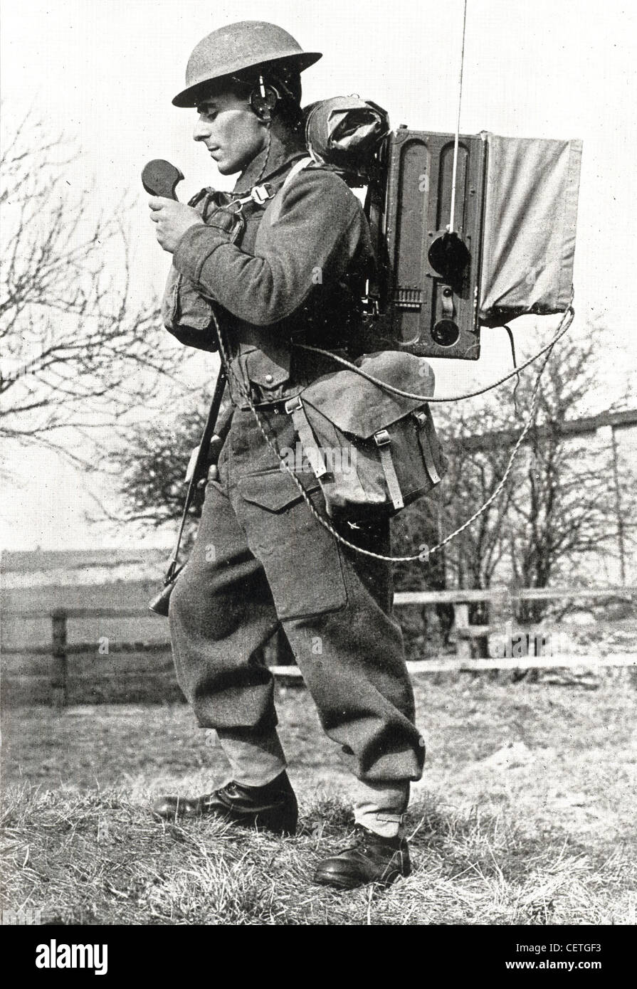 Un soldato britannico utilizza un No. 18 set radio durante il WW11 Foto Stock