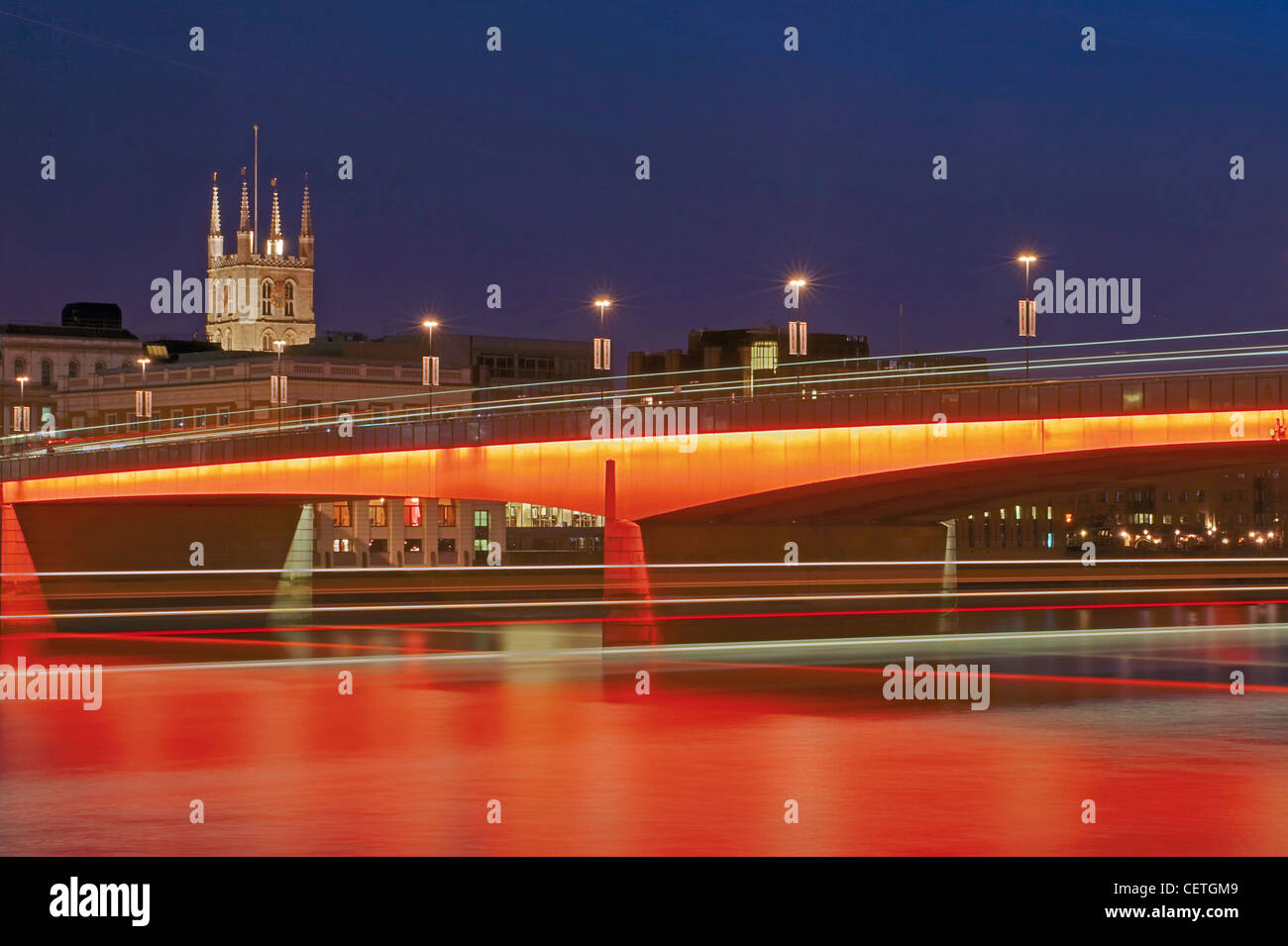 Il London Bridge e la Southwark Cathedral. Il primo ponte di Londra è stato costruito dai romani dopo qualche tempo AD43 e alcuni dei suoi re in legno Foto Stock