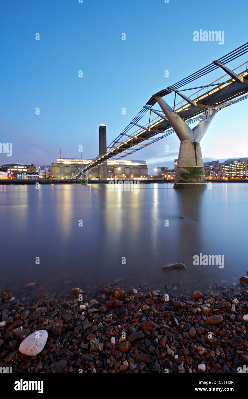 La Tate Modern e il Millennium Bridge al tramonto. Il Millennium Bridge aperto il 10 giugno 2000 come Londra il primo nuovo Thames crossing in Foto Stock