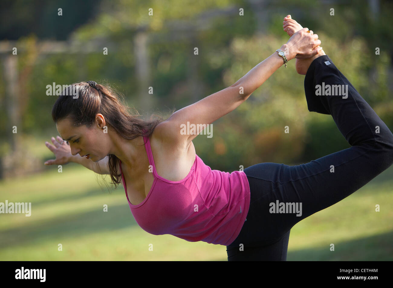 Donna facendo esercizi pilates, Dorset, Inghilterra, Regno Unito. (MR) Foto Stock