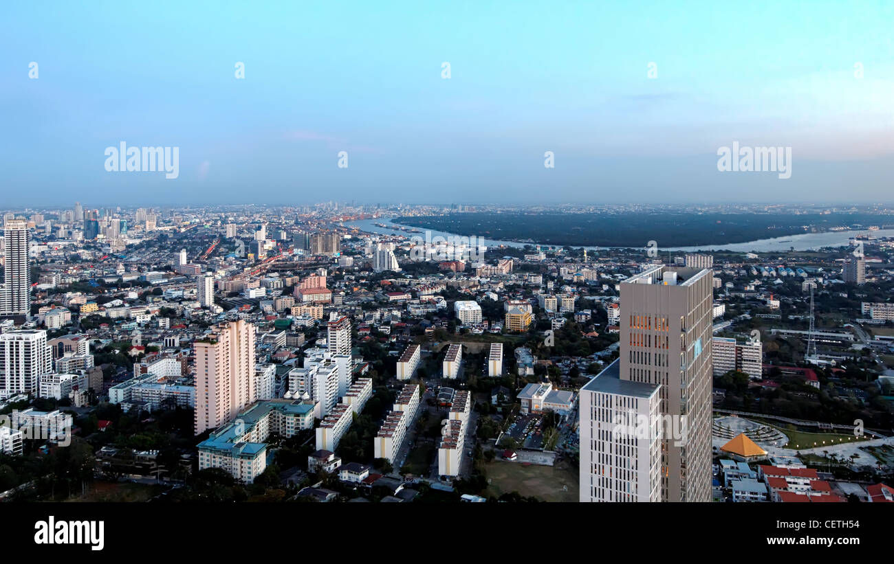 Vista in direzione di Klong Toei, fiume e il polmone verde di Bangkok Foto Stock