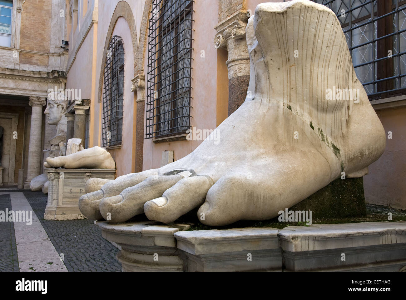 I frammenti di una statua colossale di Costantino, Musei Capitolini, Campidoglio, Roma, Lazio, Italia Foto Stock