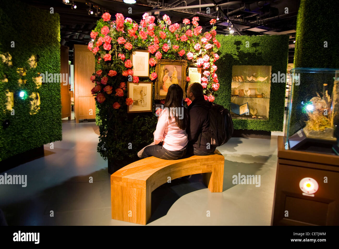 Visitatori / visitatore / turistico / turisti guardano al giardino di rose esposizione presso il Museo di Florence Nightingale. Londra REGNO UNITO. Foto Stock