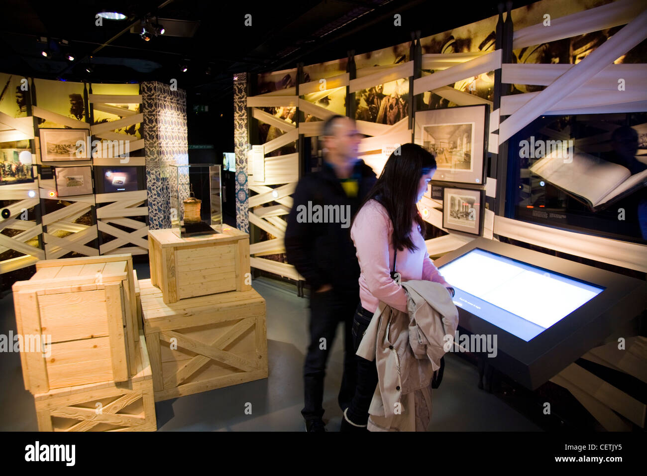 Visitatori / turistico / turisti visitatore vista display & artefatti su show. Florence Nightingale Museum. Londra. Regno Unito. Regno Unito Foto Stock