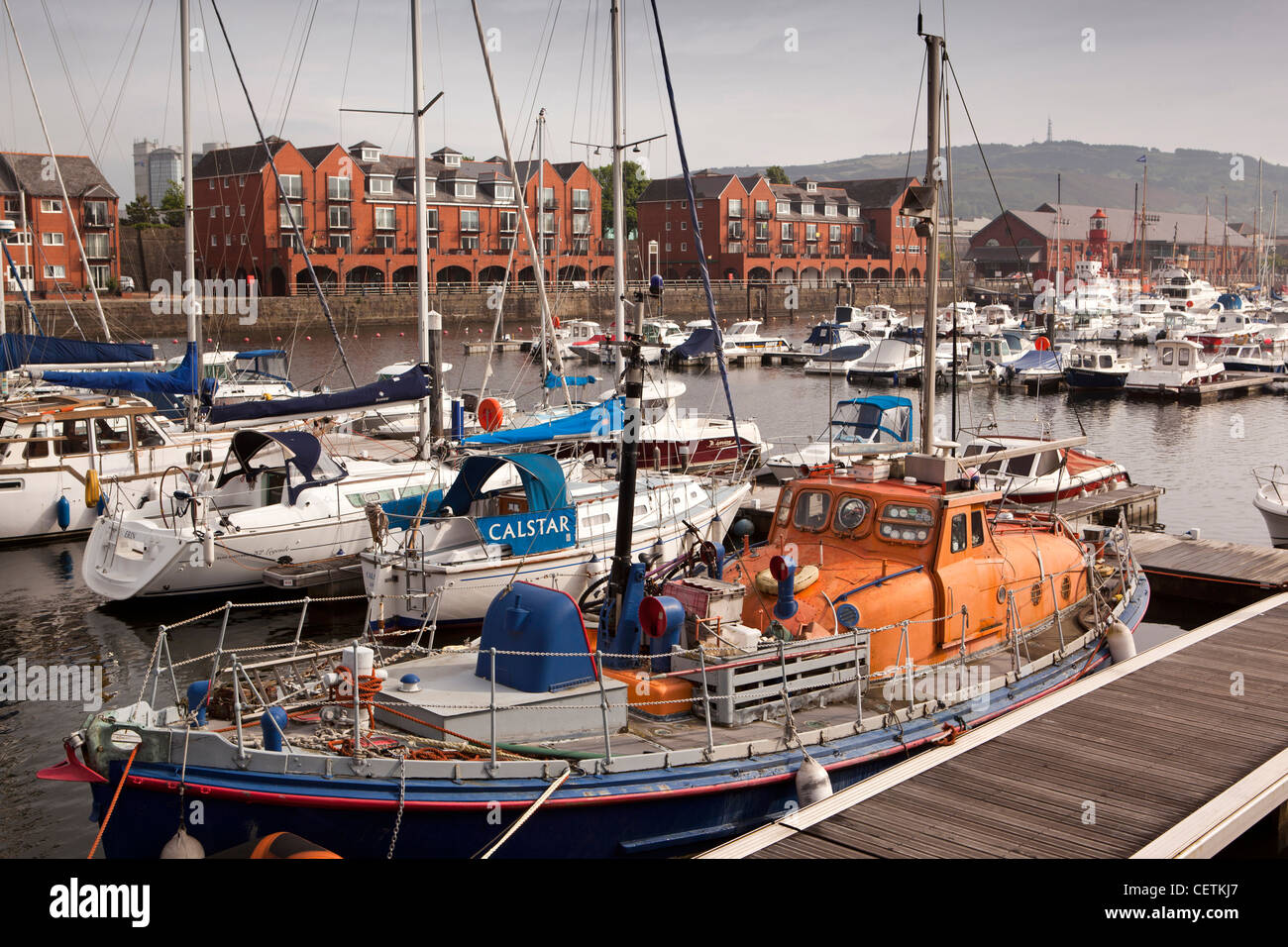 Regno Unito Galles, Swansea, quartiere marittimo, Marina, ex scialuppa di salvataggio ormeggiato tra i pontoni Foto Stock