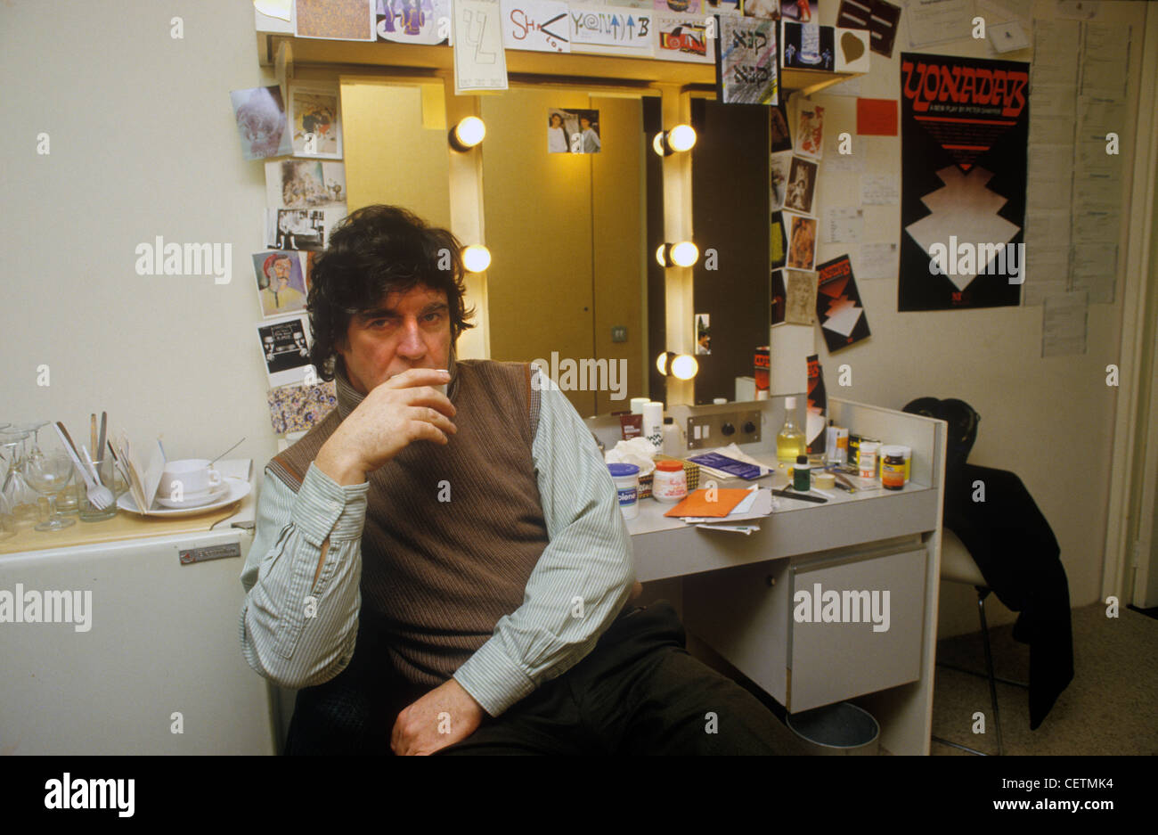 Alan Bates in spogliatoio National Theatre prima di vedere Yonadab di Peter Shaffer 1980s Londra Regno Unito. HOMER SYKES Foto Stock