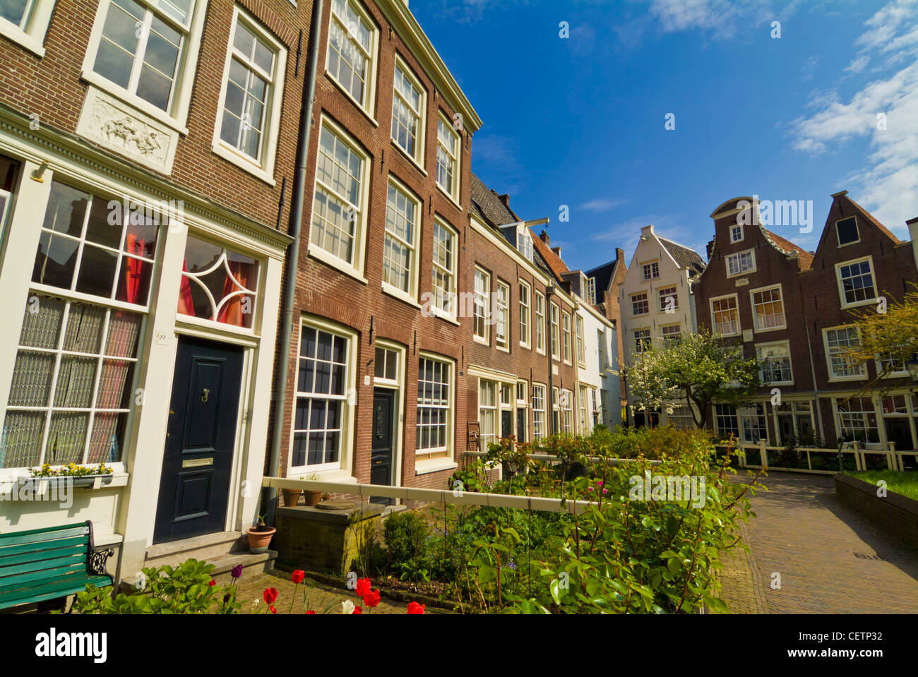 Vecchie case del Begijnhof un cattolico rifugio per le donne nella zona centrale di Amsterdam Olanda Paesi Bassi EU Europe Foto Stock
