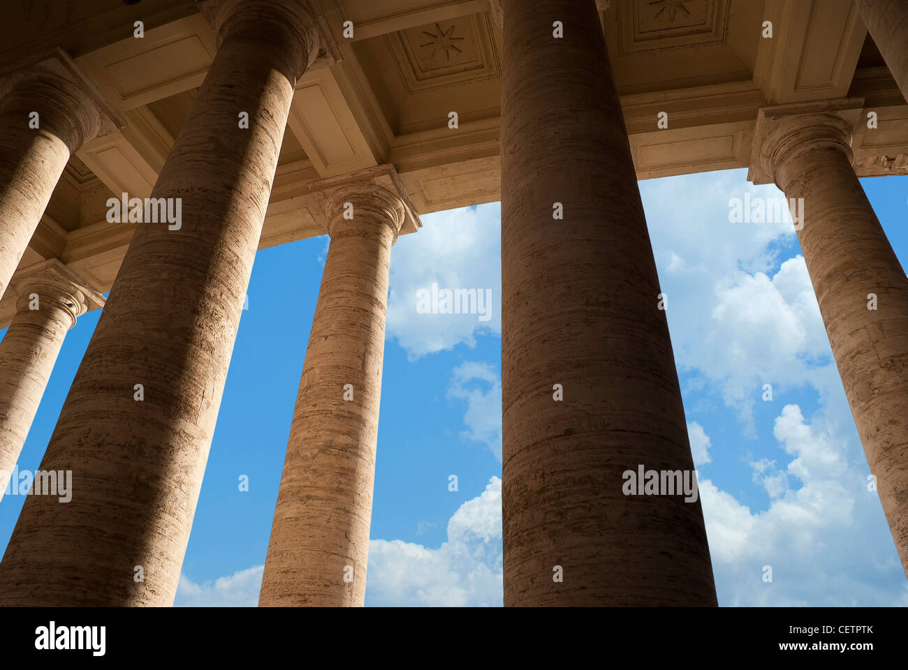 Famoso colonnato della Basilica di San Pietro in Vaticano, Roma, Italia Foto Stock