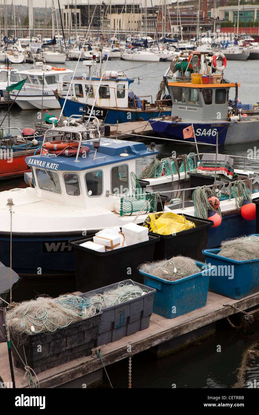 Regno Unito Galles, Swansea, quartiere marittimo, barche da pesca ormeggiato sul fiume Tawe sotto sailbridge Foto Stock