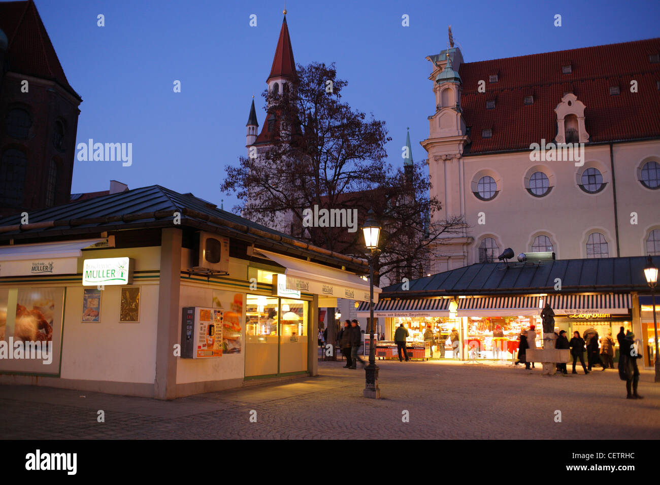 Mercato Viktualienmarkt di notte, Monaco di Baviera, Germania Foto Stock
